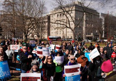 معارضون لترامب يتظاهرون احتجاجا على فرض حالة الطوارئ (صور)