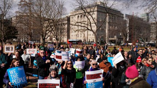 معارضون لترامب يتظاهرون احتجاجا على فرض حالة الطوارئ (صور)