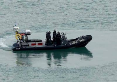 بريطانيا تعتقل 34 مهاجرًا غير شرعيًا في بحر المانش