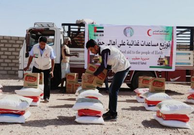 الهلال الإماراتي يوزع مساعدات غذائية في حطيب بشبوة (صور) 