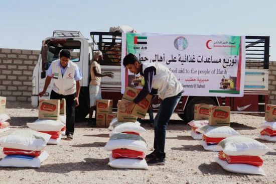 الهلال الإماراتي يوزع مساعدات غذائية في حطيب بشبوة (صور) 