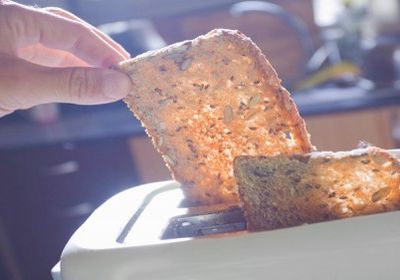 لهذه الأسباب ..علماء يحذرون من الخبز المحمّص