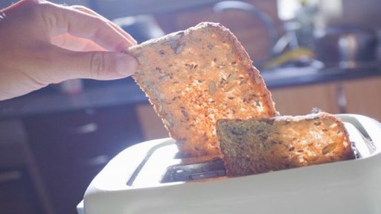 لهذه الأسباب ..علماء يحذرون من الخبز المحمّص