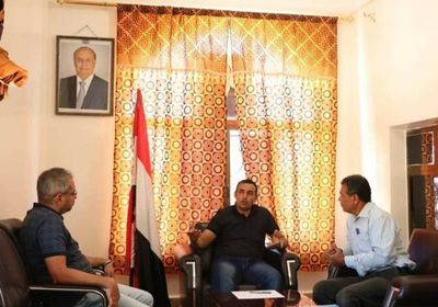 محافظ سقطرى يوجه إلى سرعة إنهاء أعمال بناء الوحدات السكنية في نوجد