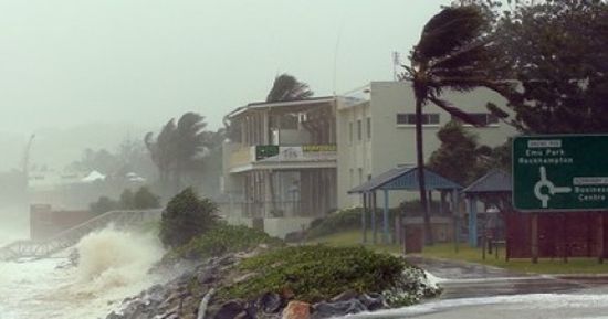 أستراليا  تحذر من إعصار أوما: يتسبب في أحوال جوية قاسية