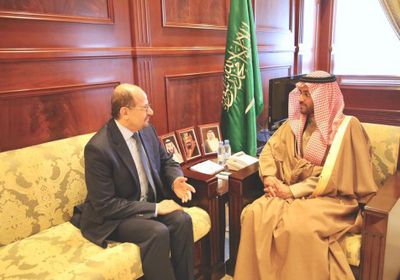 سفير اليمن بالسعودية يناقش أوضاع الجالية بمنطقة حائل