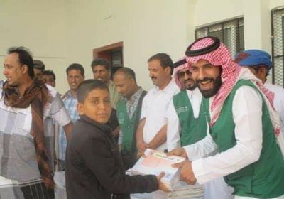 تدشين توزيع الكتب المدرسية والمقاعد المزدوجة على مدارس شحن بالمهرة