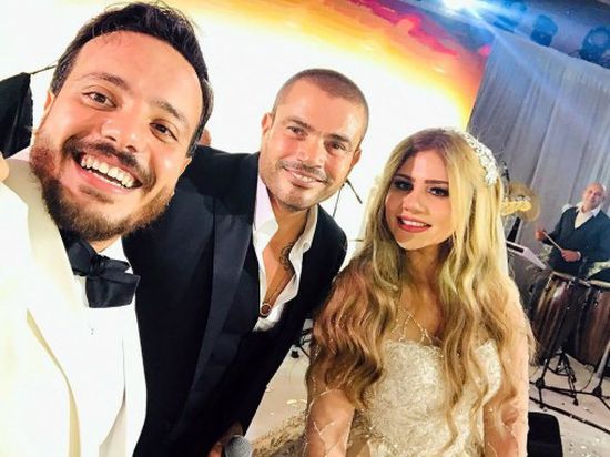 عمرو دياب يحيي زفاف اثنين من جمهوره (تفاصيل)