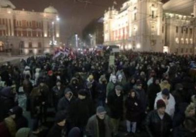 محتجون يحاصرون البرلمان الألباني ويطالبون الحكومة بالاستقالة: "فاسدة" 