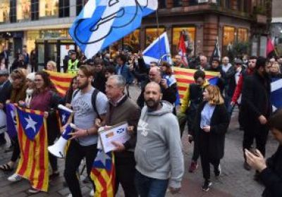 إصابة 12 من الشرطة الأسبانية في مظاهرات "كتالونيا"