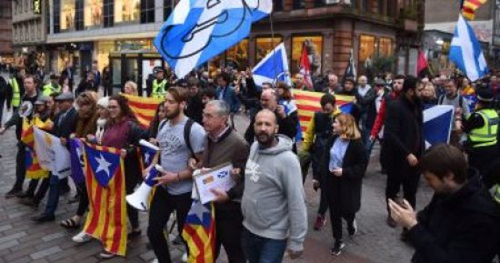 إصابة 12 من الشرطة الأسبانية في مظاهرات "كتالونيا"