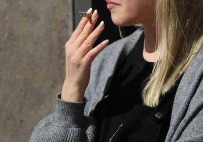 دراسة: التدخين يفقد العين تمييز الألوان