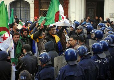 جزائريون يتحدون "حظر التظاهر" بمسيرات حاشدة ضد بوتفليقة (صور)