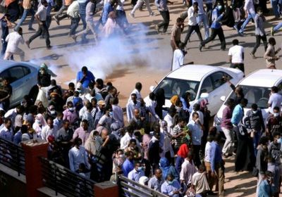 الأمن السوداني يفرق تظاهرات حاشدة تنادي بسقوط "البشير"