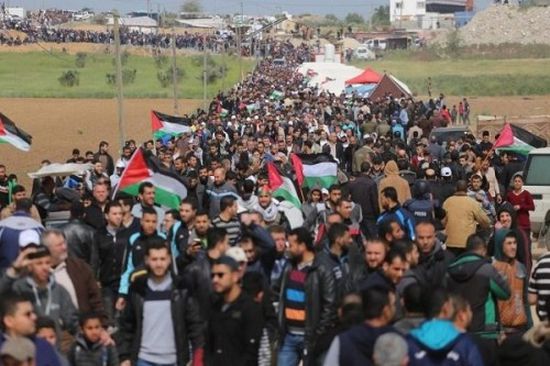 مقتل طفل وإصابة 10 فلسطينيين في مسيرات العودة برصاص الاحتلال