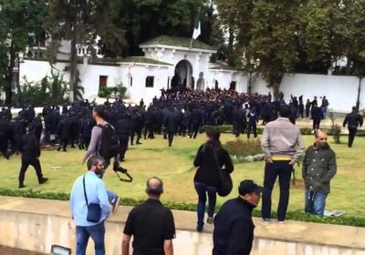 عاجل.. متظاهروا الجزائر يتجاوزون الحاجز الأمني قرب القصر الرئاسي