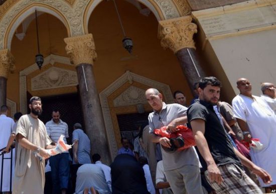 مصلون بالجزائر يغادرون صلاة الجمعة رفضاً لخطب تناهض التظاهر (فيديو)