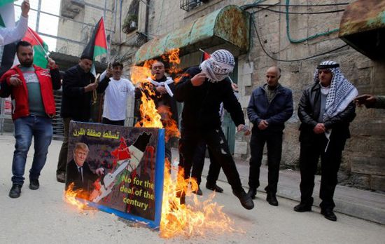 فلسطينيون يحيون الذكرى الـ25 لمجزرة الحرم الإبراهيمي (صور)
