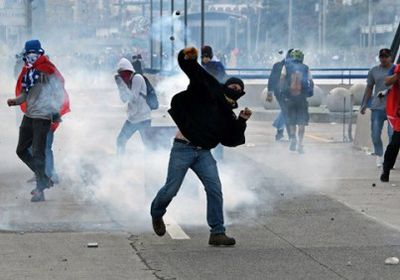 اشتباكات عنيفة بين متظاهرين وقوات الأمن أمام القصر الرئاسي بالجزائر