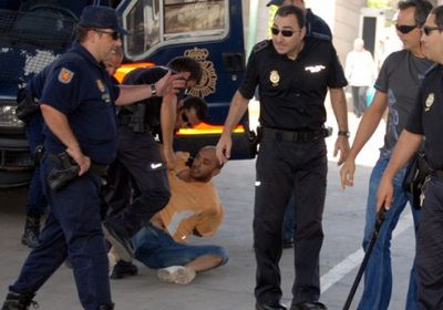 السجن 14 عاماً لشرطي إسباني قتل مهاجراً مغربياً