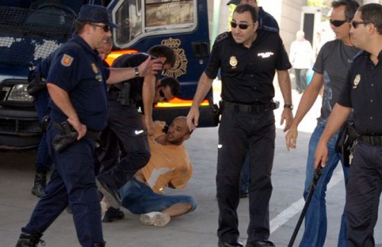 السجن 14 عاماً لشرطي إسباني قتل مهاجراً مغربياً