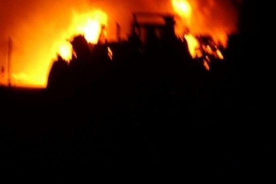 بعد قصف حوثي مكثف.. اشتعال الحرائق في مجمع إخوان ثابت