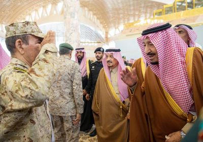 الملك سلمان يغادر إلى شرم الشيخ (صور)