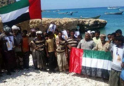 مساعدات غذائية وأدوات مدرسية من الإمارات لأهالي جزيرة سمحة ( صور )