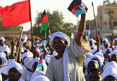 متظاهرو السودان يردون على إجراءات "البشير" بمطالبات بالتنحي