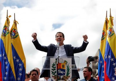 غوايدو يتحدى ماردور ويعلن دخول أول شحنة مساعدات إلى فنزويلا