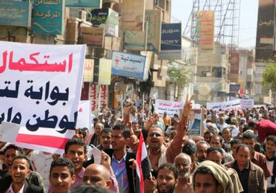 مظاهرة حاشدة بتعز للمطالبة باستكمال تحرير المحافظة من مليشيات الحوثي (صور) 