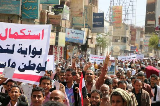 مظاهرة حاشدة بتعز للمطالبة باستكمال تحرير المحافظة من مليشيات الحوثي (صور) 
