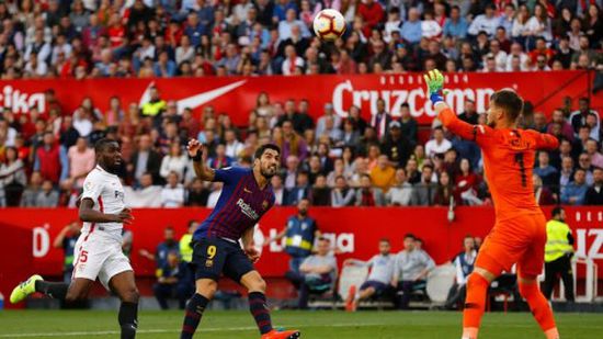 "هاتريك" ميسي يقود برشلونة لفوز صعب على أشبيلية 4 / 2 في الدوري الإسباني