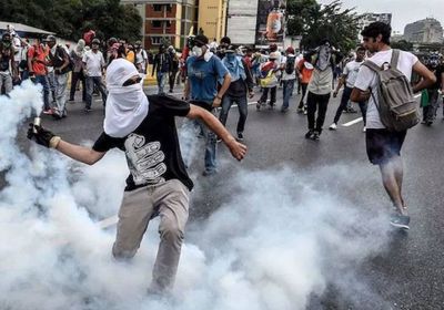 الجيش الفنزويلي يطلق الغاز المسيل على المتطوعين لإفراغ المساعدات الإنسانية
