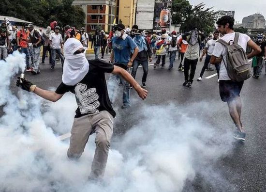 الجيش الفنزويلي يطلق الغاز المسيل على المتطوعين لإفراغ المساعدات الإنسانية