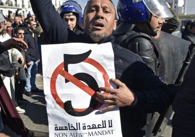الحزب الحاكم بالجزائر يعلن تبرأه من تصريحان أساءت للمتظاهرين