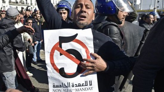 الحزب الحاكم بالجزائر يعلن تبرأه من تصريحان أساءت للمتظاهرين