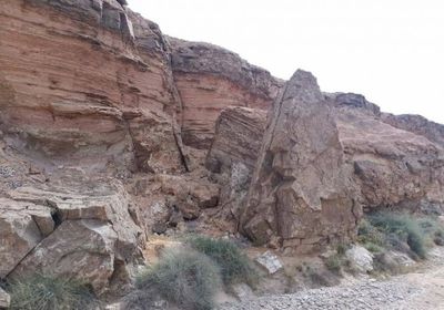 فريق المساحة الجيولوجية والثروات المعدنية يدرس الصخور الصناعية بحضرموت (صور)