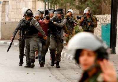 الاحتلال الإسرائيلي يعتقل 14 فلسطينيًا بالضفة والقدس
