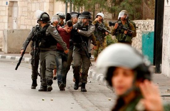 الاحتلال الإسرائيلي يعتقل 14 فلسطينيًا بالضفة والقدس