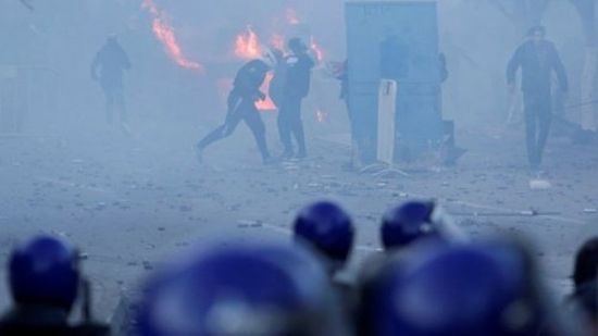 الشرطة الجزائرية تفرق مظاهرات احتجاجية بالغاز المسيل