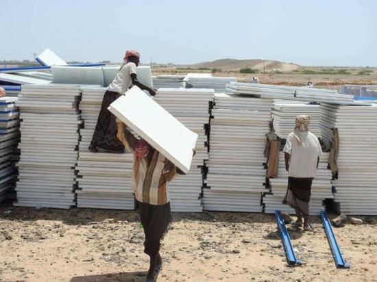 لإغاثة متضرري لبان.. الدفعة الأخيرة من المنازل الحديدية تصل المهرة (صور)