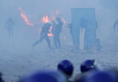 الشرطة الجزائرية تطلق الغاز المسيل للدموع لتفريق المتظاهرين 