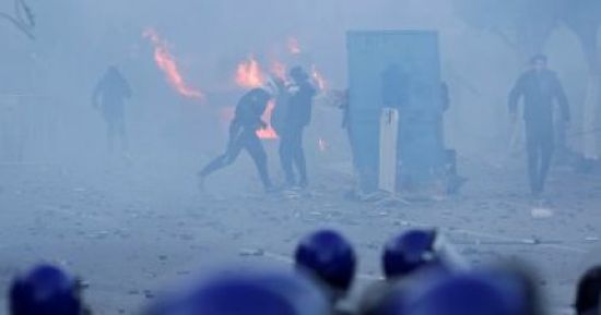 الشرطة الجزائرية تطلق الغاز المسيل للدموع لتفريق المتظاهرين 