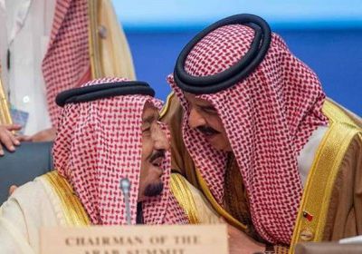 ملك البحرين يفاجئ العاهل السعوي قبيل بدء القمة العربية الأوروبية