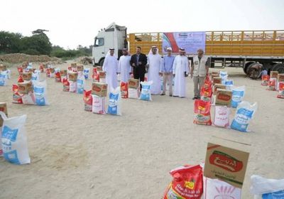 توزيع مساعدات غذائية جديدة من الإمارات على أهالي زغفة بالشحر (صور)