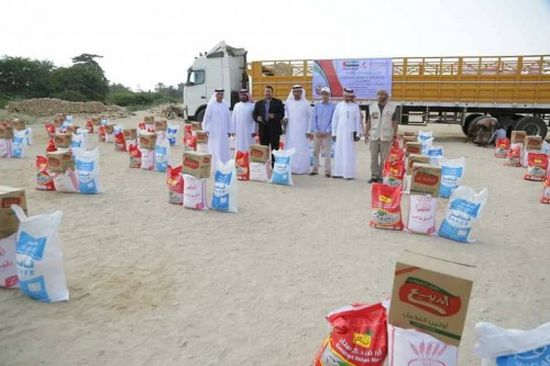 توزيع مساعدات غذائية جديدة من الإمارات على أهالي زغفة بالشحر (صور)