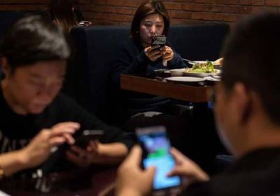 دراسة : استخدام الهواتف الذكية أثناء تناول الطعام يسبب السمنة