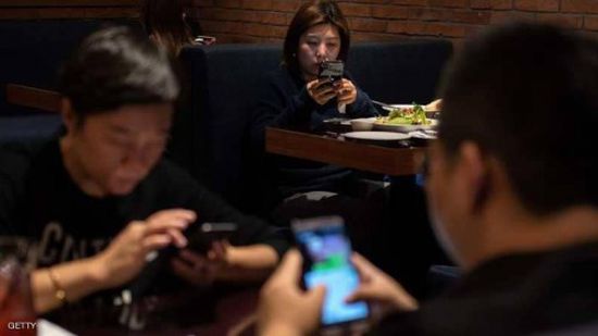 دراسة : استخدام الهواتف الذكية أثناء تناول الطعام يسبب السمنة
