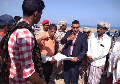 محافظ سقطرى يشرف على عملية شق شارع 30 وفروعه بالعاصمة حديبو  (صور) 